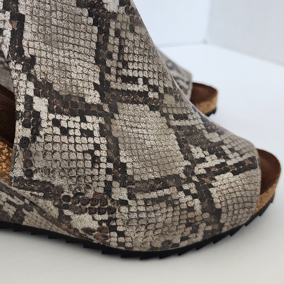 Corkys Brushed Snakeskin Metallic Wedge Sandals NEW - Picture 5 of 11